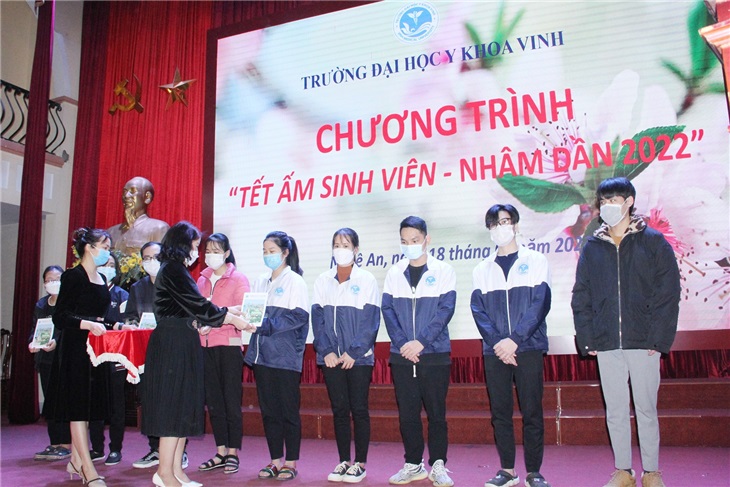 Đ/c Nguyễn Thị Quỳnh Nga - UV BCH Đảng ủy, Chủ tịch Công đoàn trường - tặng quà tết cho các bạn sinh viên