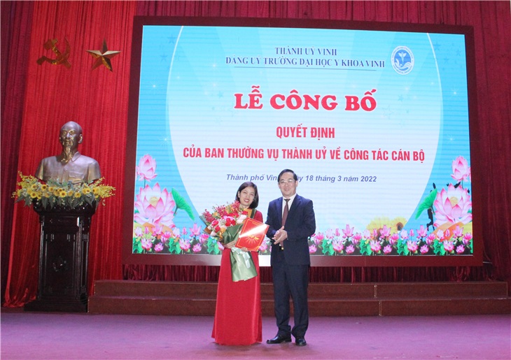 Đ/c Nguyễn Văn Lư - P.Bí thư Thường trực Thành ủy Vinh - tặng hoa chúc mừng và trao Quyết định chuẩn y Bí thư Đảng ủy trường ĐHYK Vinh cho đồng chí Lê Thị Thanh Tâm