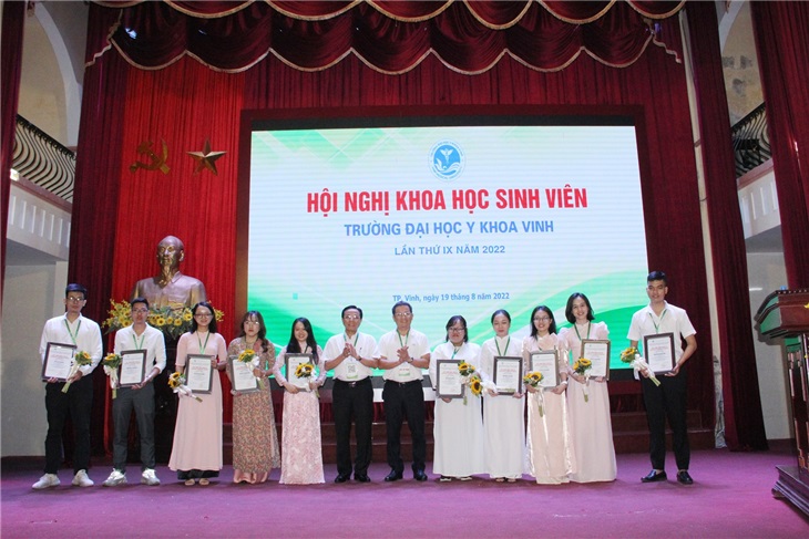 Đại diện Chủ tọa đoàn trao hoa và Giấy chứng nhận cho các Báo cáo viên