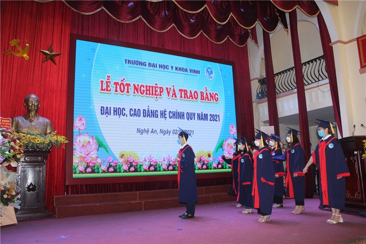 Tân bác sỹ, cử nhân thực hiện nghi thức Lời tuyên thệ của Người Thầy thuốc