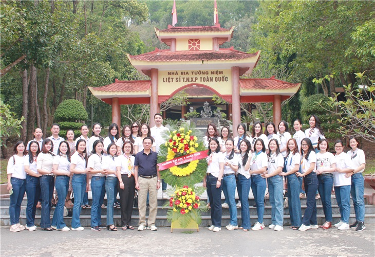 Đoàn chụp ảnh lưu niệm