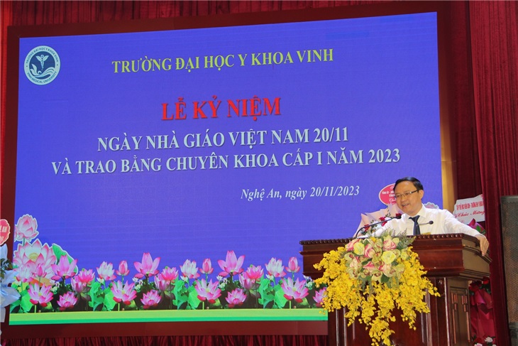 Hiệu trưởng Nguyễn Văn Tuấn phát biểu khai mạc buổi lễ