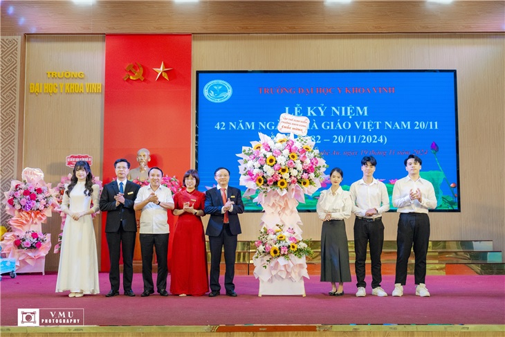 Lãnh đạo nhà trường đón nhận lẵng hoa chúc mừng từ tập thể học viên, sinh viên