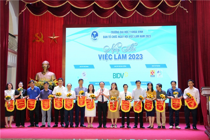 TS. Nguyễn Văn Tuấn - P.Hiệu trưởng trường ĐHYK Vinh - trao hoa, cờ lưu niệm cho các đơn vị tài trợ và tham gia  chương trình