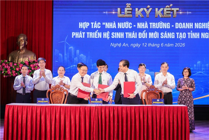 Lãnh đạo "3 nhà" bắt tay ký kết thành công