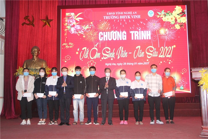 Đại diện lãnh đạo nhà trường tặng quà cho các bạn sinh viên