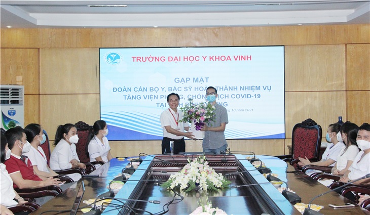 PGS.TS. Nguyễn Cảnh Phú - Bí thư Đảng ủy, Hiệu trưởng nhà trường - tặng hoa và quà tri ân đoàn công tác