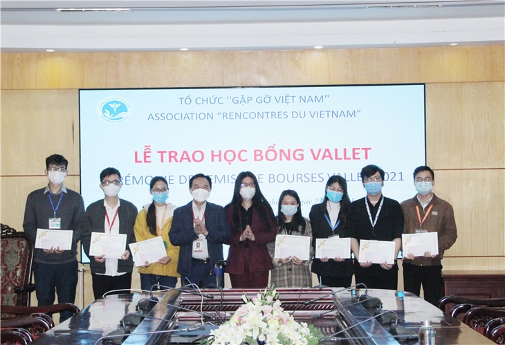 PGS.TS. Nguyễn Cảnh Phú - Hiệu trưởng nhà trường và Cô Nguyễn Thị Giang Chi - phụ trách Quỹ học bổng Odon Vallet tại Nghệ An- trao quà và chụp ảnh lưu niệm cùng các em sinh viên