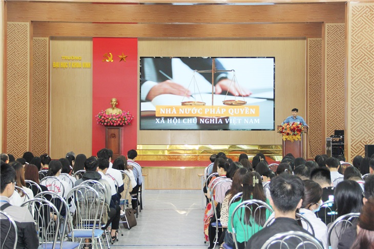 Đ/c Nguyễn Quang Vinh - Phó ban Tuyên giáo Thành ủy Vinh - báo cáo Hội nghị