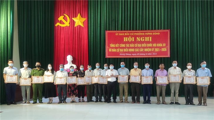 Ủy ban bầu cử phường Hưng Dũng trao giấy khen cho các cá nhân và tập thể đạt thành tích xuất sắc trong công tác bầu cử vừa qua