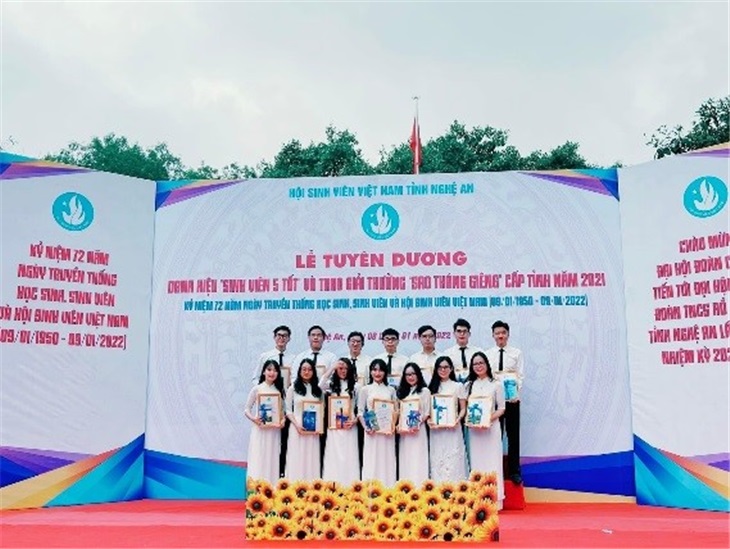 Sinh viên Y khoa Vinh tại lễ Tuyên dương 2021 do Hội Sinh viên Việt Nam tỉnh Nghệ An tổ chức