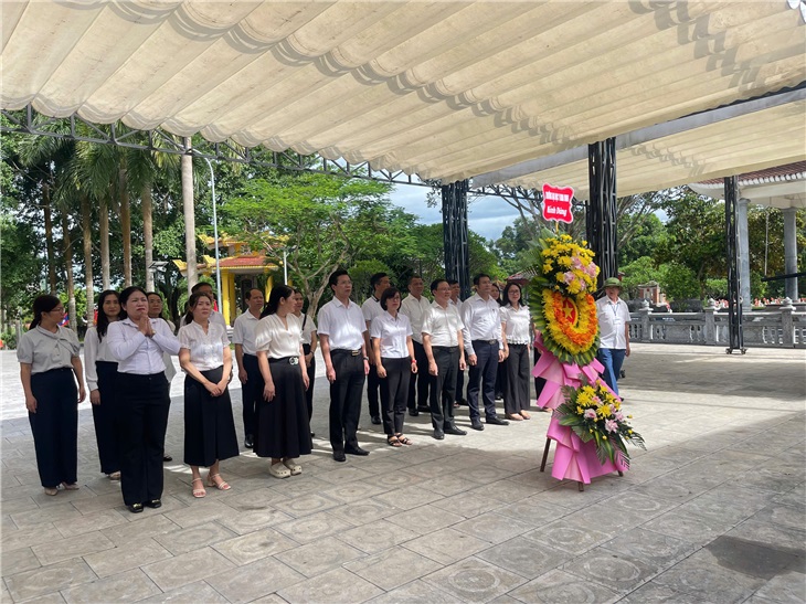 Đoàn công tác dâng hoa tại Nghĩa trang Liệt sĩ quốc tế Việt – Lào (Ảnh: Đức Dương)