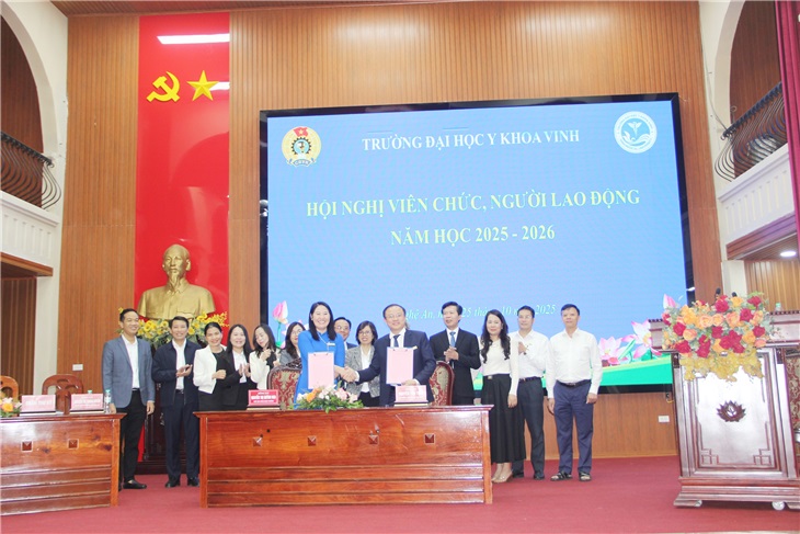 Hiệu trưởng và Chủ tịch Công đoàn ký kết giao ước thi đua năm học 2025-2026