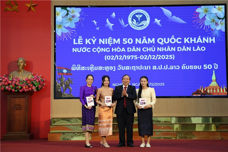 ông Vy Tố Định - P.Chủ tịch Hội Hữu nghị Việt – Lào tỉnh Nghệ An - tặng quà các lưu sinh viên Lào