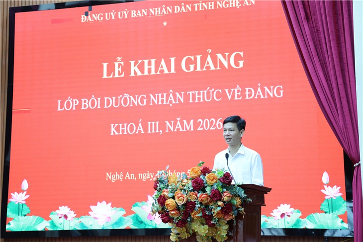 Đồng chí Nguyễn Quốc Đạt - UV BCH, P.Trưởng ban Tuyên giáo và Dân vận Đảng ủy UBND tỉnh Nghệ An, trưởng ban tổ chức lớp học - phát biểu tại buổi lễ