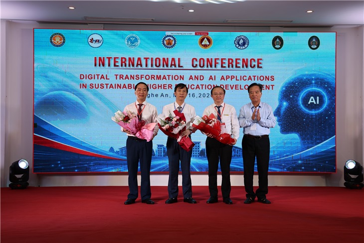 TS. Phạm Ngọc Lan - Trưởng ban Công tác hội viên, Hiệp hội các trường ĐH, CĐ Việt Nam - tặng hoa các đơn vị đồng tổ chức Hội thảo
