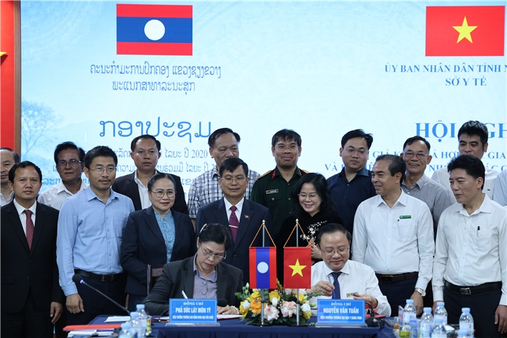 Hai trường ký kết dưới sự chứng kiến của lãnh đạo các đơn vị tham gia chương trình