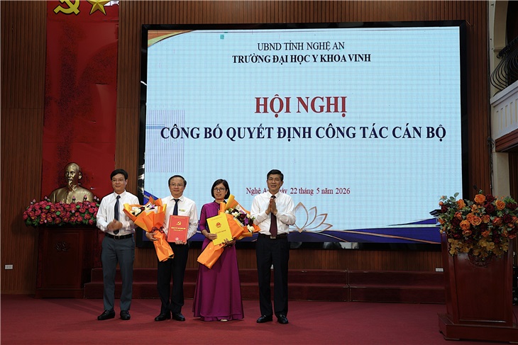 Đ/c Thái Văn Thành - Tỉnh ủy viên, P.Chủ tịch UBND tỉnh và đ/c Phạm Tuấn Vinh - Phó Bí thư Đảng ủy UBND tỉnh - trao quyết định và tặng hoa chúc mừng hai đồng chí trong dịp này