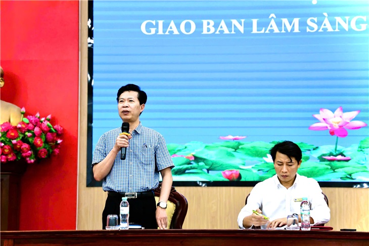 TS. Nguyễn Quốc Đạt - P. Hiệu trưởng - phát biểu chủ trì hội nghị