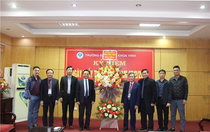 Đại diện lãnh đạo Đảng ủy, Ban giám hiệu, đơn vị khoa phòng đón nhận lẵng hoa chúc mừng do Thủ tướng Chính phủ Phạm Minh Chính gửi tặng