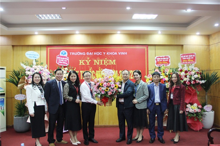 Đ/c Nguyễn Viết Hưng - Giám đốc Sở Nội Vụ - tăng hoa chúc mừng tập thể nhà trường