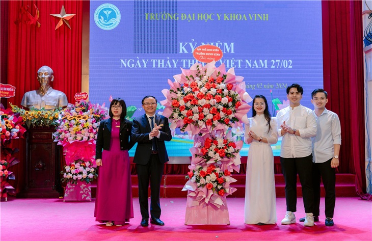 Lãnh đạo nhà trường đón nhận lẵng hoa tươi thắm từ đại diện học viên, sinh viên