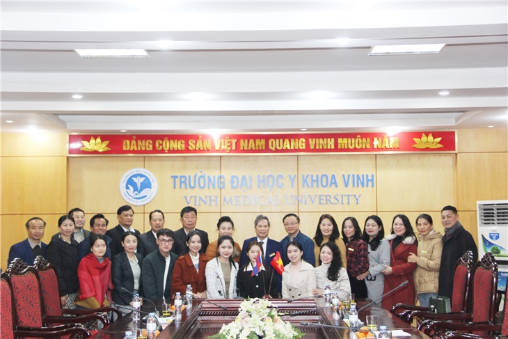 Đoàn công tác chụp ảnh lưu niệm cùng nhà trường