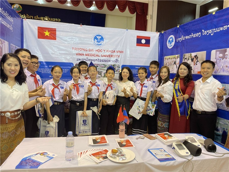 Thành viên đoàn chụp ảnh lưu niệm cùng các học sinh đến tham quan gian hàng triển lãm trường Y khoa Vinh