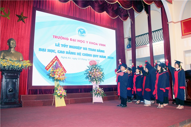 Tân bác sỹ đại diện toàn thể tân sinh viên tốt nghiệp thực hiện nghi lễ Đọc lời thề tốt nghiệp