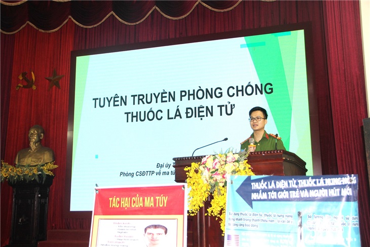 Đại úy Trần Hữu Đắc - Phòng CSĐTTP về ma túy (Công an Tỉnh Nghệ An) - tuyên truyền nội dung về thuốc lá điện tử