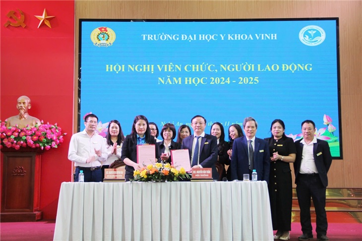 Lãnh đạo nhà trường ký kết thi đua cùng tổ chức Công Đoàn