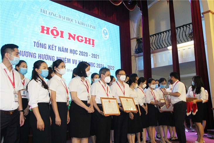 PGS.TS. Nguyễn Cảnh Phú - Hiệu trưởng - tặng Giấy khen cho các cá nhân đạt danh hiệu Chiến sỹ thi đua cấp cơ sở