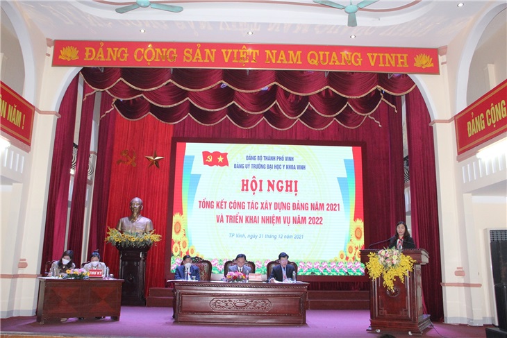 Đ/c Ngô Thị Hường - Ủy viên BTV, Trưởng ban Tổ chức Thành ủy Vinh - phát biểu chỉ đạo tại hội nghị