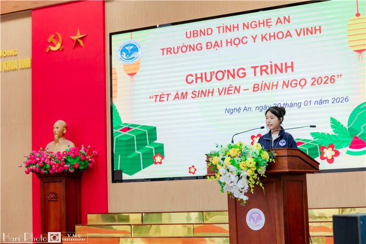 Đại diện sinh viên nhận quà Tết Ấm phát biểu cảm ơn