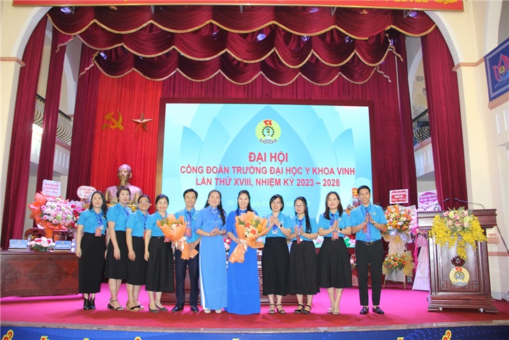 Đ/c Nguyễn Thị Thu Nhi - P. Chủ tịch LĐLĐ tỉnh và đ/c Lê Thị Thanh Tâm - Bí thư Đảng ủy, Chủ tịch Hội đồng trường - tặng hoa chúc mừng BCH Công đoàn khóa mới