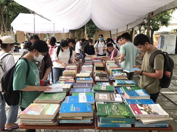 Sinh viên tham quan và chọn lựa sách