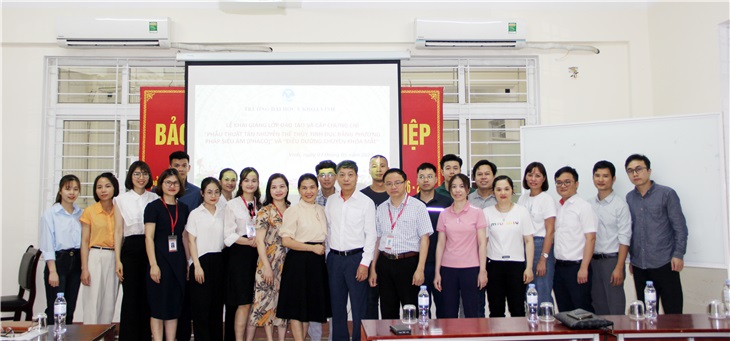 Lãnh đạo nhà trường và Bệnh viện Mắt chụp ảnh lưu niệm cùng giảng viên - học viên khóa học