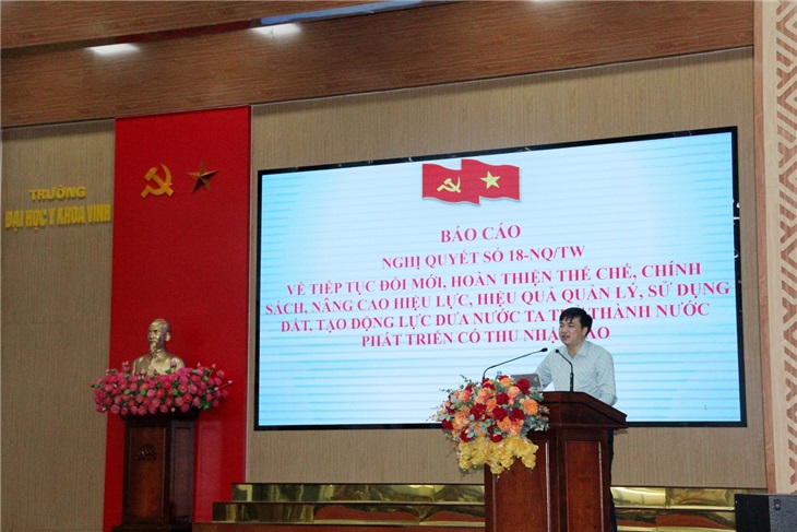 Đ/c Nguyễn Quang Vinh - Phó trưởng ban Tuyên giáo Thành ủy Vinh - báo cáo quán triệt các nội dung chuyên đề tại Hội nghị