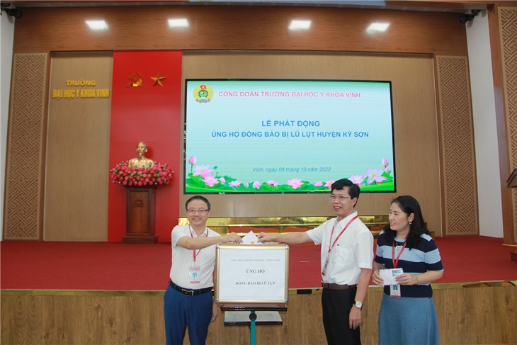 Lãnh đạo Đảng ủy, Ban giám hiệu, Công đoàn quyên góp ủng hộ