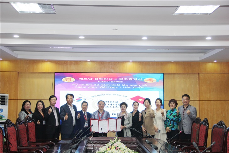 Đại diện hai bên tham gia kí kết thỏa thuận hợp tác