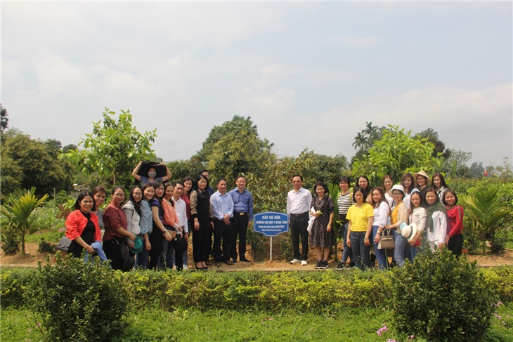 Đoàn tham quan chụp ảnh sau khi trồng cây lưu niệm tại khu di tích Lê Hữu Trác (Ảnh: Anh Đức)