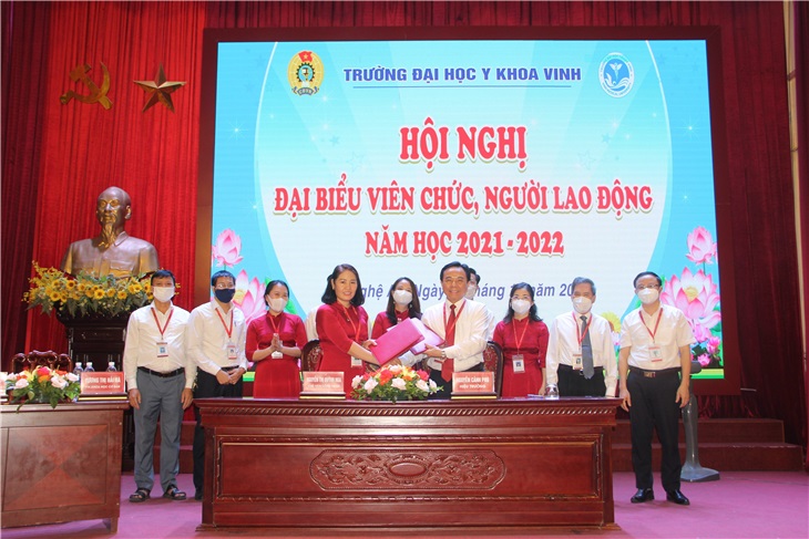 đại diện Ban giám hiệu nhà trường và Ban chấp hành công đoàn ký cam kết thực hiện.