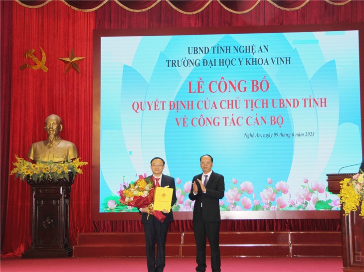 Đ/c Bùi Thanh An - UVBTV, P. Chủ tịch tỉnh - trao Quyết định bổ nhiệm chức vụ Hiệu trưởng đối với TS. Nguyễn Văn Tuấn