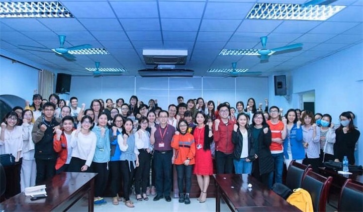 GS.TS Tạ Thành Văn- Hiệu trưởng Trường Đại học Y Hà Nội chụp ảnh với các sinh viên của nhà trường tham gia chống dịch COVID-19 cùng ngành y tế Hà Nội. Ảnh: Văn Trọng