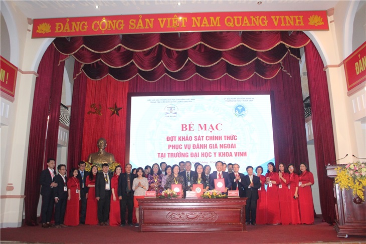 PGS.TS Trần Thị Hà, PGS.TS Nguyễn Phương Nga và PGS.TS. Nguyễn Cảnh Phú (Từ trái qua) cùng ký kết biên bản hoàn thành đợt khảo sát chính thức