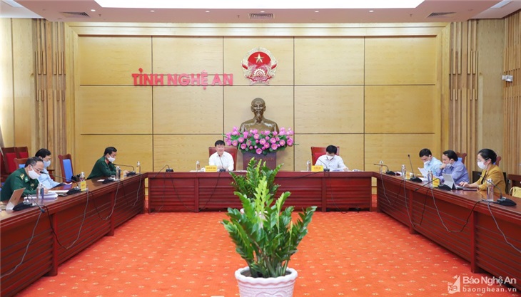 Các đồng chí: Nguyễn Đức Trung - Phó Bí thư Tỉnh ủy, Chủ tịch UBND tỉnh, Trưởng ban Chỉ đạo phòng, chống dịch Covid -19 cấp tỉnh; Bùi Đình Long - Ủy viên Ban Chấp hành Đảng bộ tỉnh, Phó Chủ tịch UBND tỉnh đồng chủ trì cuộc làm việc. Ảnh: Thành Duy