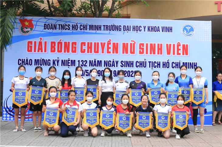ThS. Bùi Thị Hồng Thu - P.Trưởng phòng Công tác Sinh viên - chụp ảnh lưu niệm cùng đại diện các đội bóng (Ảnh: Đoàn trường)