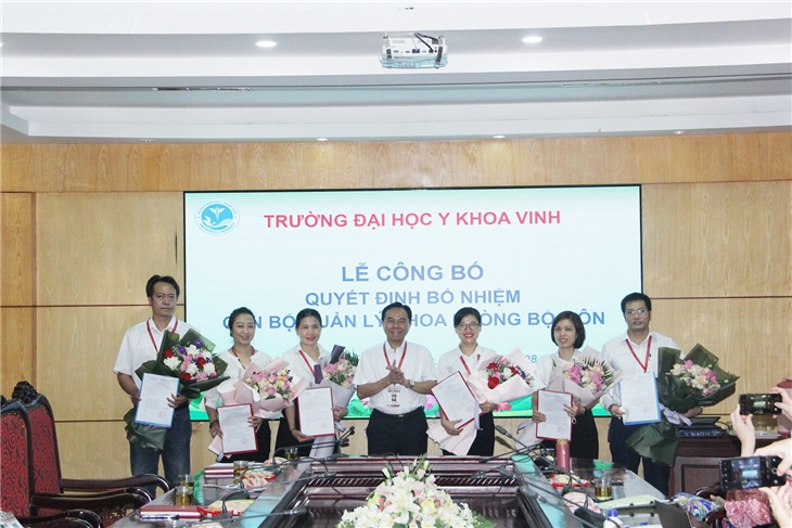 PGS.TS. Nguyễn Cảnh Phú - Bí thư Đảng ủy, Hiệu trưởng nhà trường - trao Quyết định bổ nhiệm và tặng hoa chúc mừng