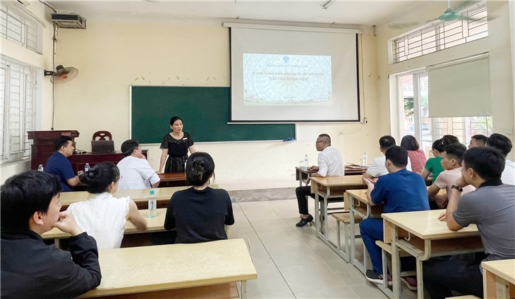 TS. Trần Thị Kiều Anh - Trưởng phòng Đào tạo sau đại học - phát biểu tại lễ khai giảng