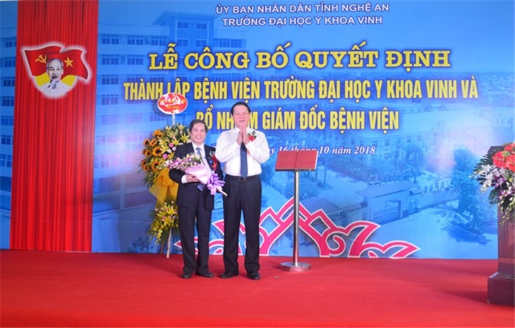 Đồng chí Lê Minh Thông phát biểu chúc mừng Bệnh viện và Nhà trường